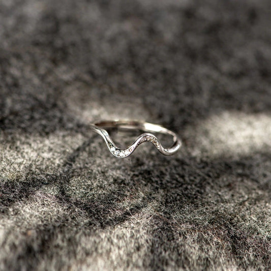 Wasserwellen-Silberring im Modedesign